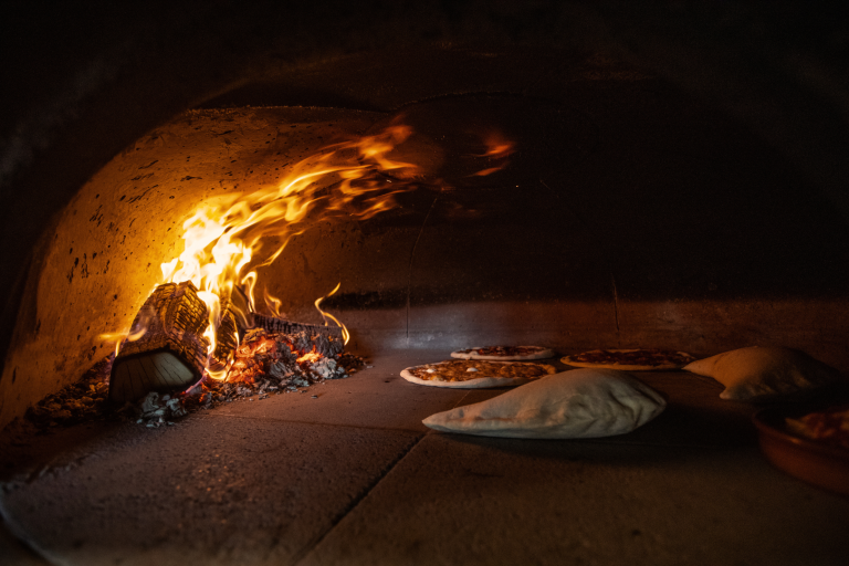 Øya Spiseri Porsgrunn – autentisk vedfyrt pizzaovn med ferske pizzaer som stekes over åpen flamme.